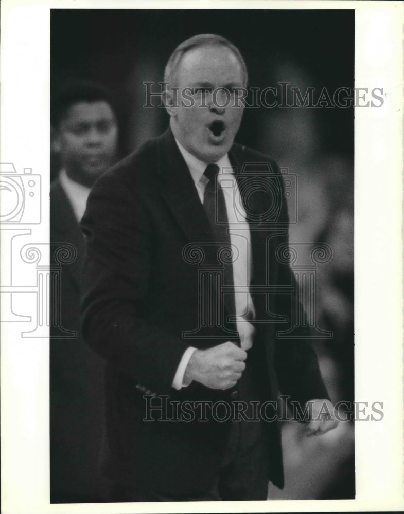 1990 Press Photo Dale Brown, Louisiana State University Basketball Coach at Game - Historic Images