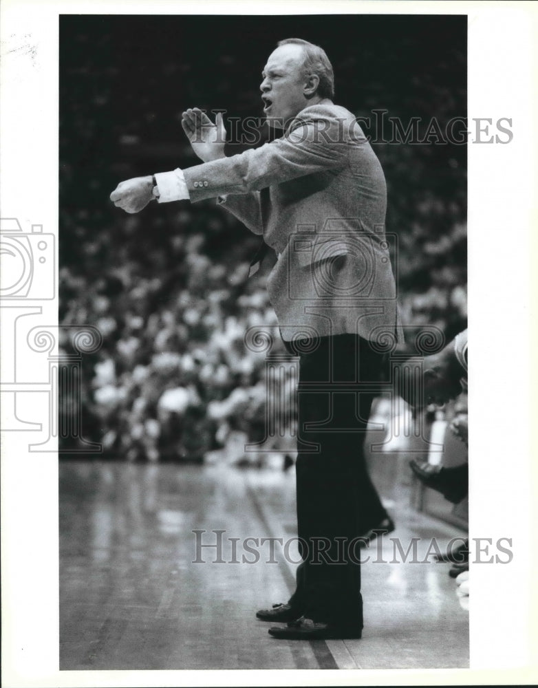 Press Photo Dale Brown, Basketball Coach at Game - nos08132- Historic Images