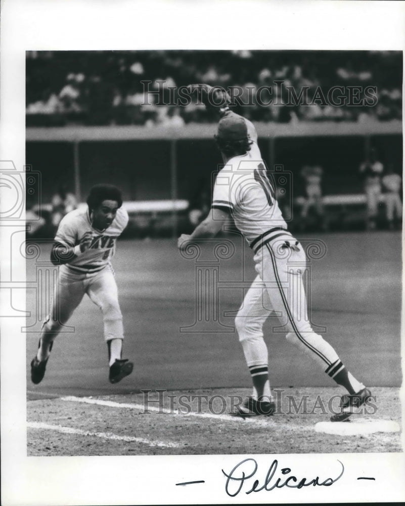 1977 Press Photo New Orleans Pelicans Baseball Players in Game - nos08172 - Historic Images