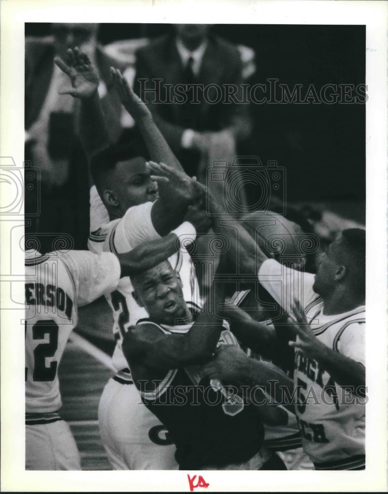 1990 Press Photo Minnesota Basketball Player Willie Burton with Others in Game- Historic Images