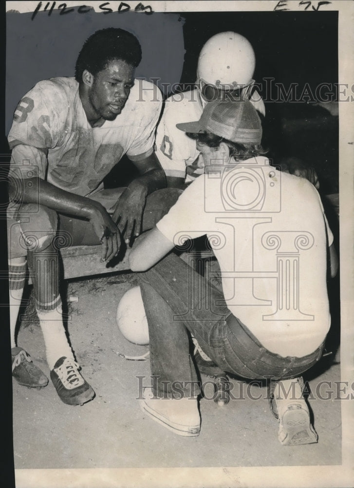 1973 Press Photo Football Player Daria Butler with Othesr - nos08239- Historic Images