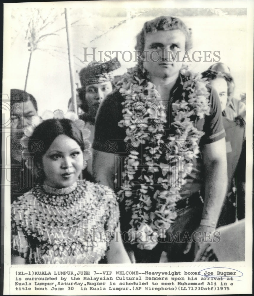 1975 Press Photo Heavyweight Boxer Joe Bugner with Malaysian Cultural Dancers - Historic Images