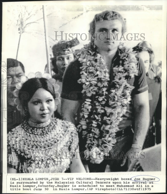 1975 Press Photo Heavyweight Boxer Joe Bugner with Malaysian Cultural Dancers - Historic Images