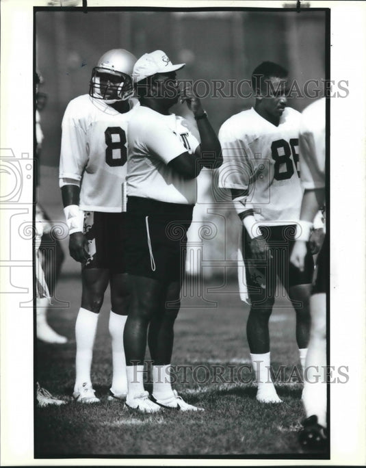 1989 Press Photo Football Coach Ron Brown from Tulane observes practice at Camp - Historic Images