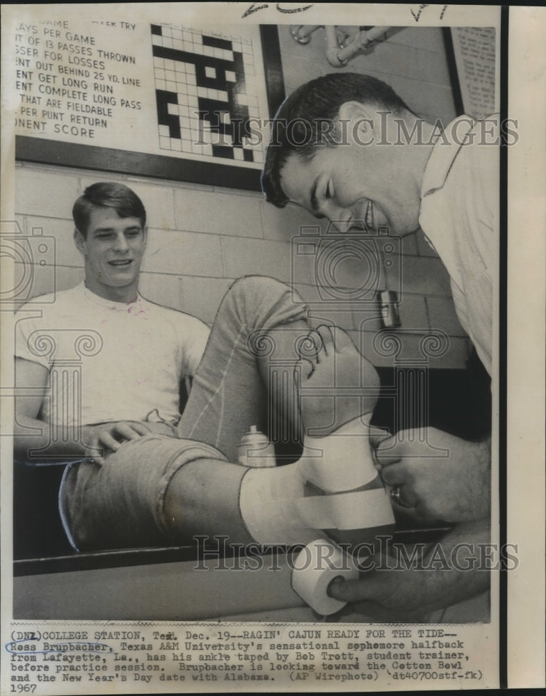 1967 Press Photo Football Player Ross Brupbacher and Student Trainer Bob Trott - Historic Images