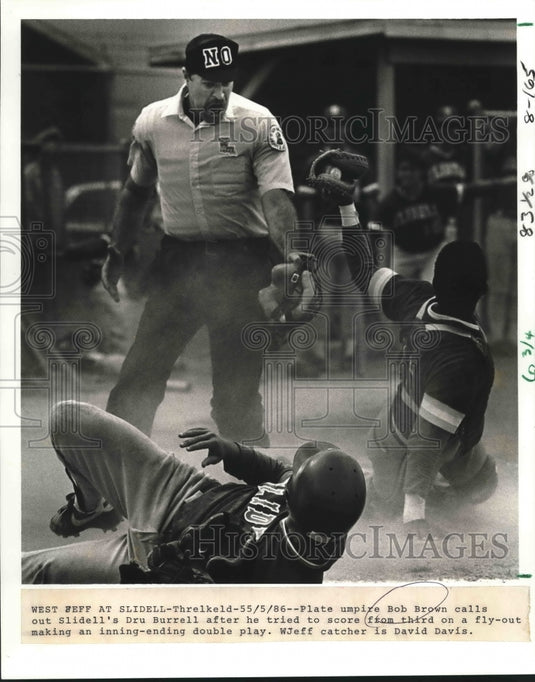 1986 Press Photo Plate Umpire Bob Brown calls out Slidell's Dru Burrell Baseball - Historic Images