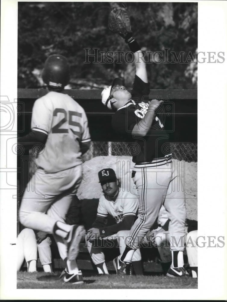 1991 Press Photo James Brossette, Chalmette&#39;s first baseman catches a pop foul - Historic Images