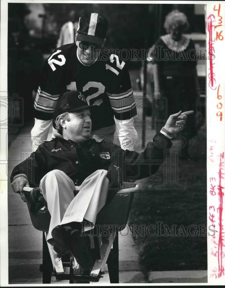 1987 Press Photo Kenner&#39;s Mayor Aaron Broussard in Wagon and Bill Brucker - Historic Images