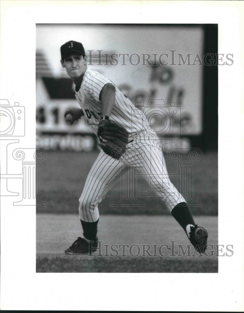 1993 Press Photo Jesuit third baseman Joey Cabeceires in Baseball Game - Historic Images