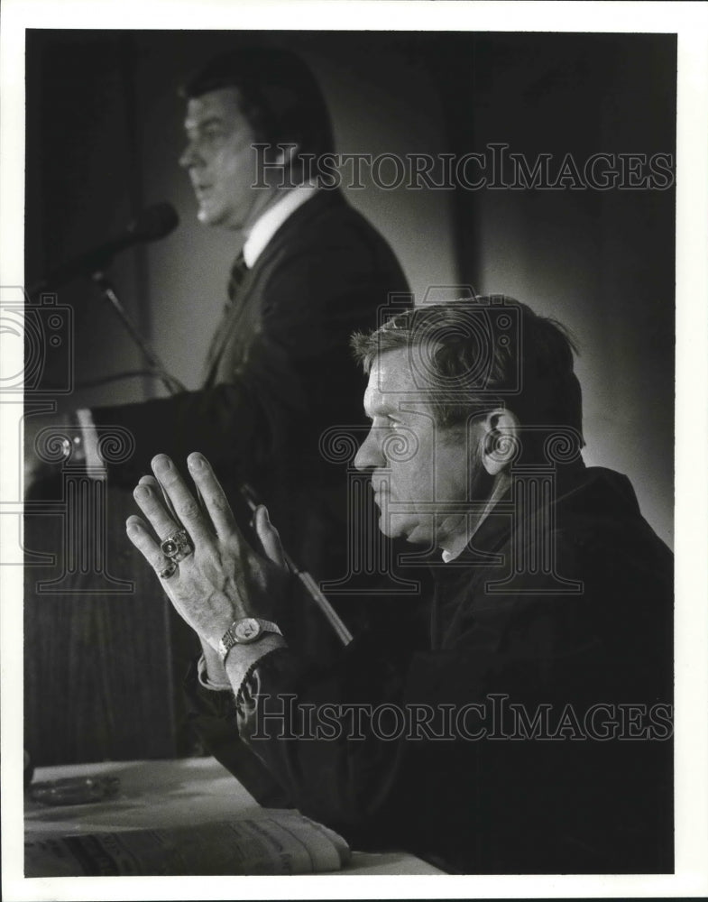 1986 Press Photo Tennessee Football Coach Johnny Majors with Other at Conference - Historic Images