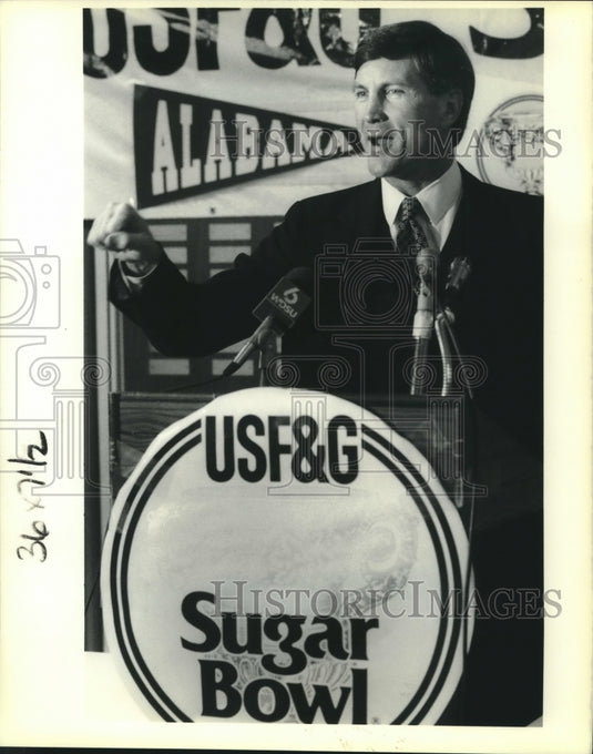 1989 Press Photo Alabama's Football Coach Bill Curry talks to the Media - Historic Images