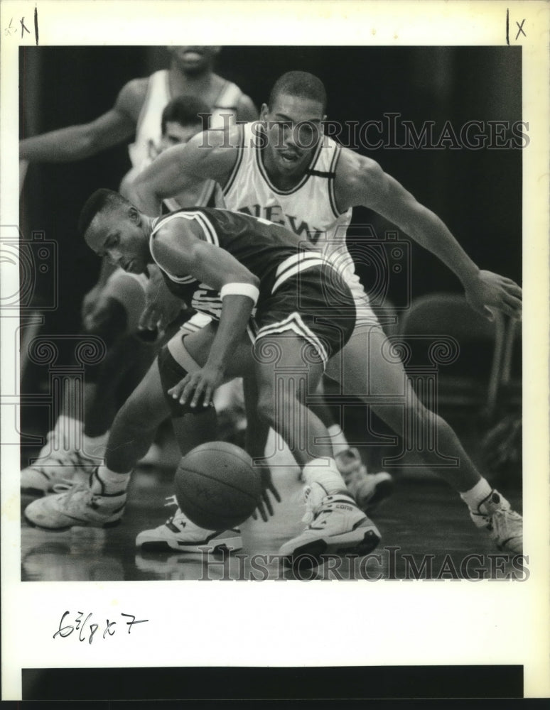 1990 Press Photo Basketball Players Clyde Davis and Tank Collins in Game - Historic Images