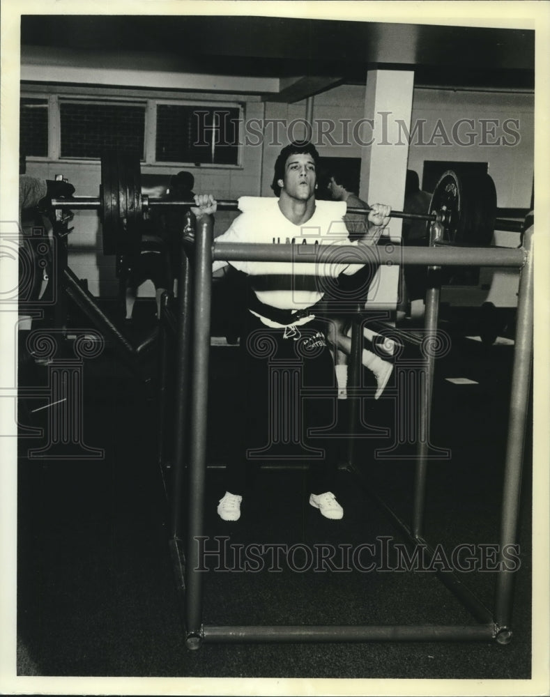 1982 Press Photo Steve Dearie, Ole Miss Football Player, squats 500 Pounds - Historic Images