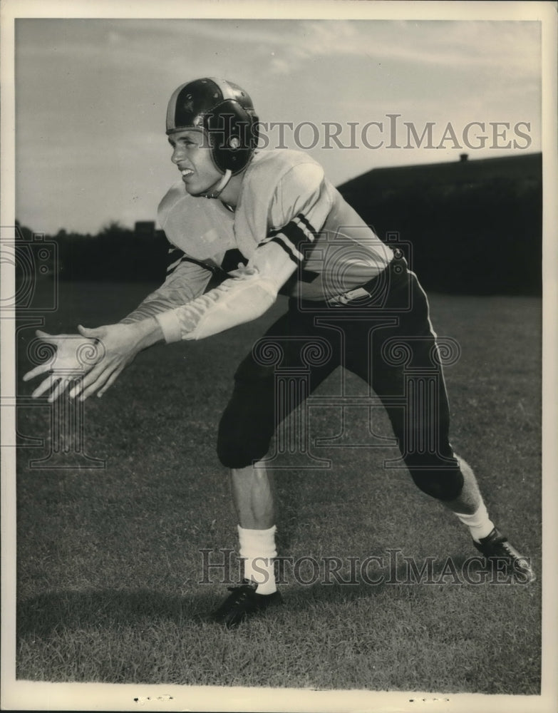 1949 Press Photo Football Player Dickie Dvis, a slim 145 pound in Game - Historic Images