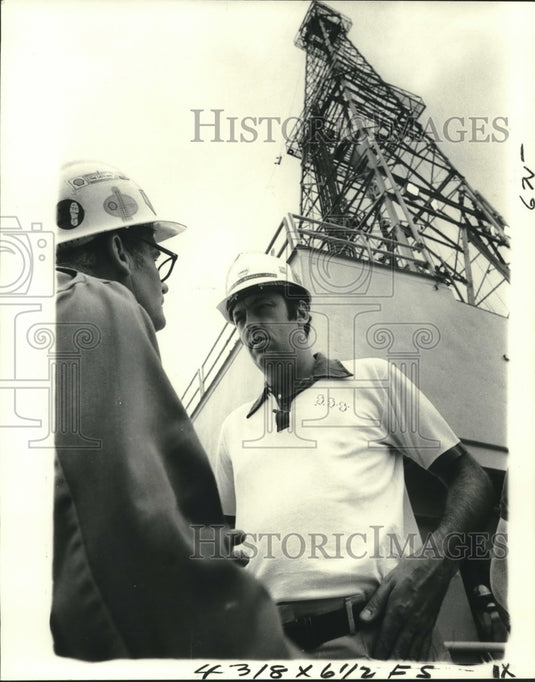 1979 Press Photo New Jersey Senator Bill Bradley talks to Oilman - nos08802 - Historic Images