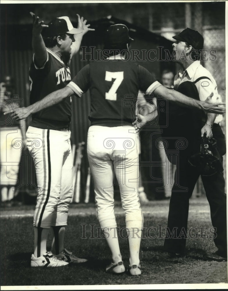 1980 Press Photo Joe Brockhoff, Tulane University Baseball Coach with Umpire - Historic Images