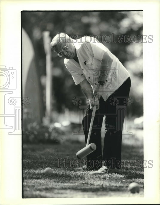 1989 Press Photo Dick Boebel Plays Croquet at Bay Saint Louis Mississippi - Historic Images