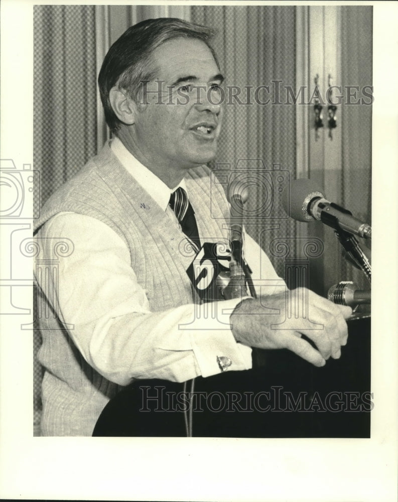 1980 Press Photo Notre Dame Football Dan Devine Speaking to Media - Historic Images