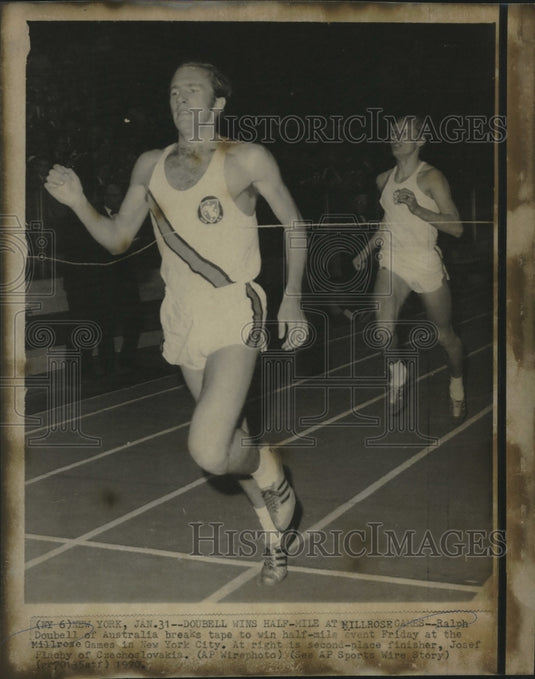 1970 Press Photo Ralph Doubell & Josef Plachy cross the finish line in New York - Historic Images