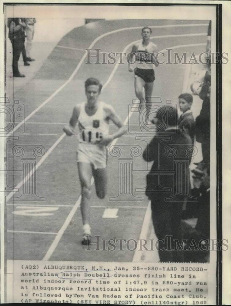 1969 Press Photo Ralph Doubell breaks record time in Albuquerque Invitational. - Historic Images