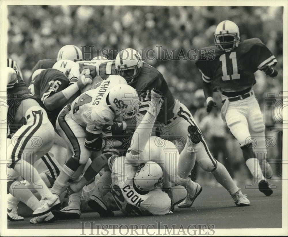 1985 Press Photo Mark Daum, Husker Football Linebacker at Game - nos09461 - Historic Images