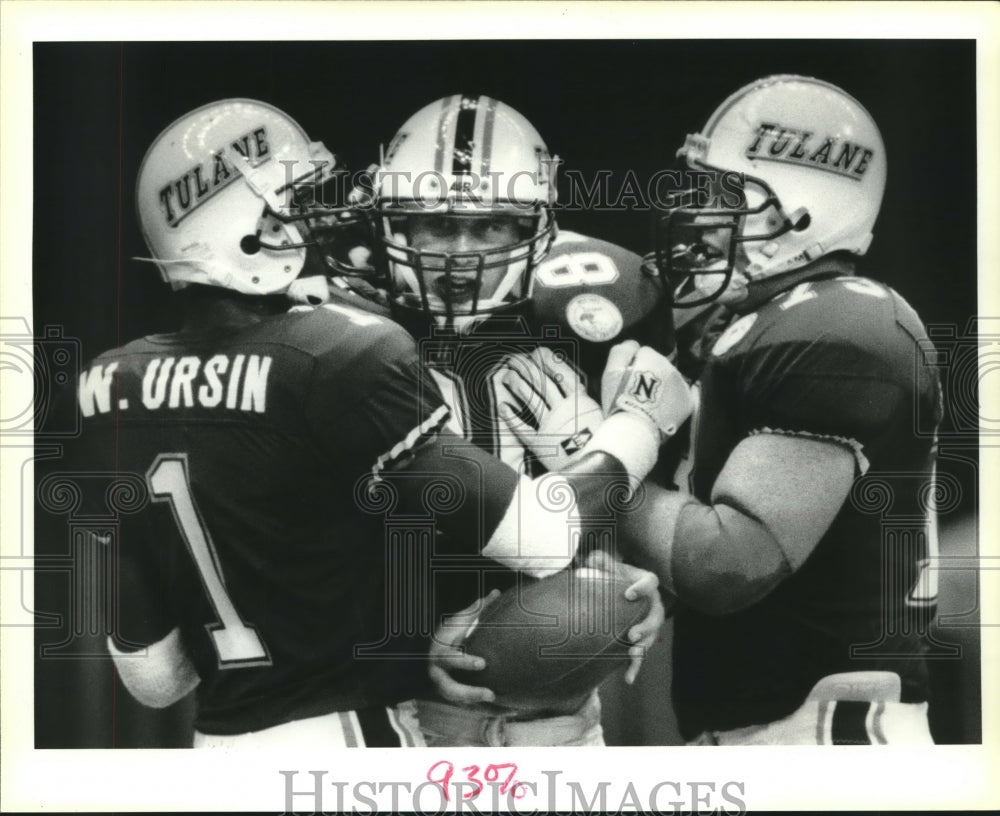 1993 Press Photo Kevin Cunane, Tulane University Football Player with Teammates - Historic Images