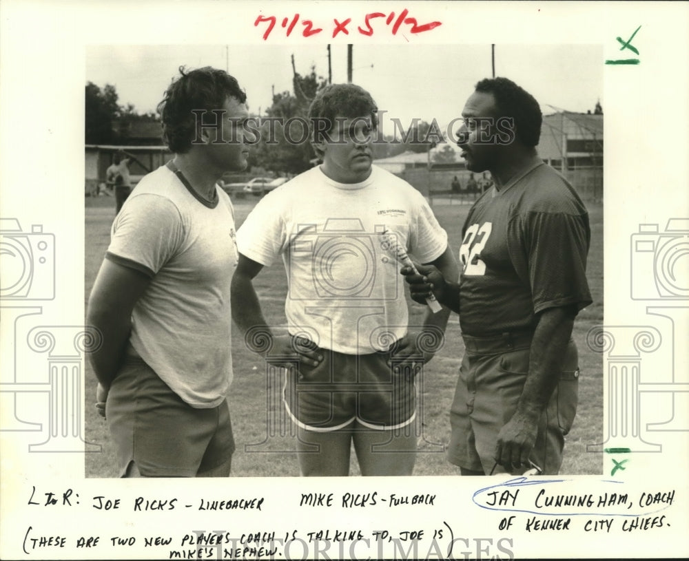 1984 Press Photo Jay Cunningham, Kenner City Chiefs Football Coach with Players - Historic Images