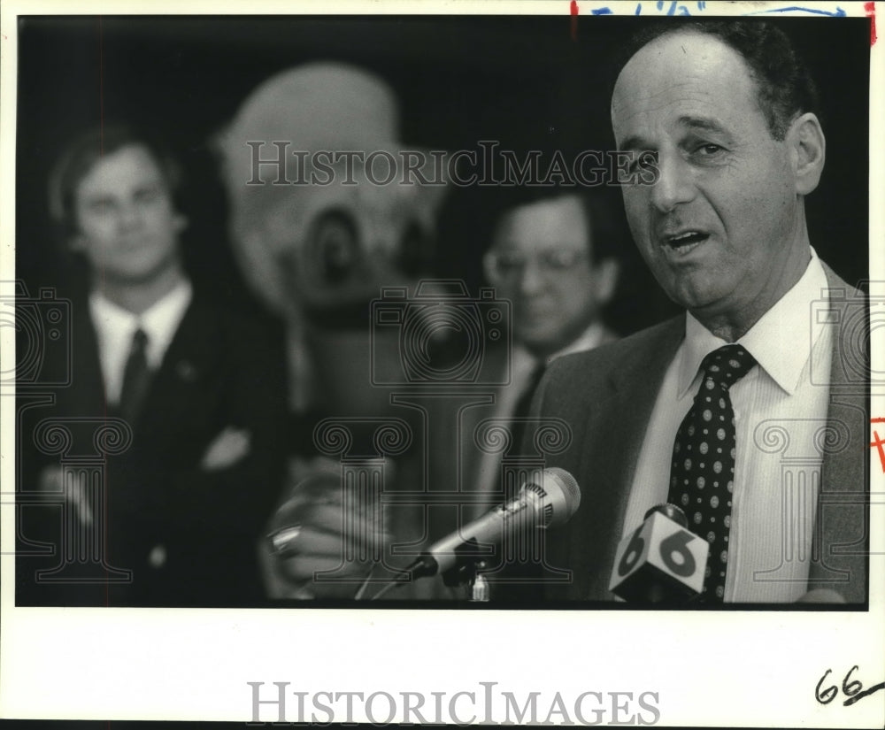 1983 Press Photo Dick Coury, Football Coach - nos09485 - Historic Images