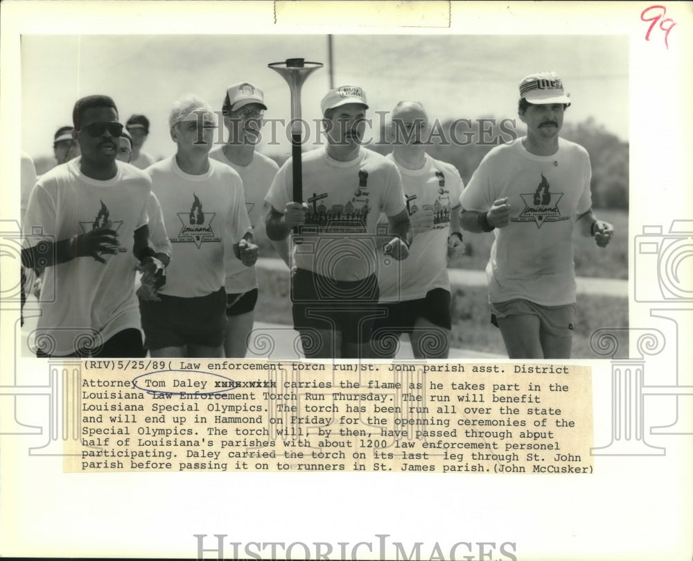 1989 Press Photo Attorney Tom Dalye Runs in Louisiana Law Enforcement Torch Run - Historic Images