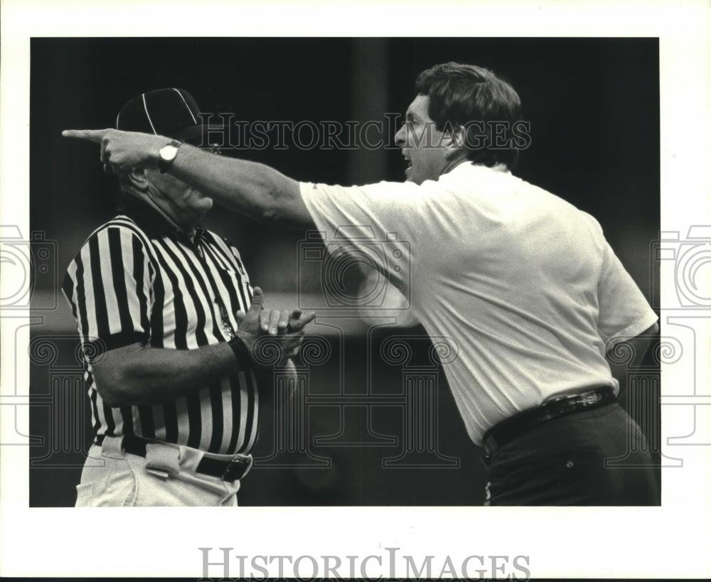 1986 Press Photo Tulane Head Mack Brown questions a referee about a pass - Historic Images