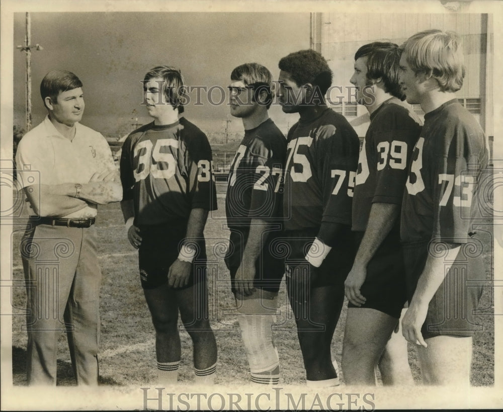 1972 Press Photo Coach Jim Dickey with Football Players including John Shelley - Historic Images