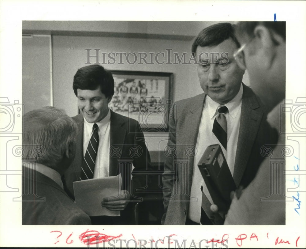 1984 Press Photo Football Coach Mack Brown with Hindman Wall at News Conference- Historic Images