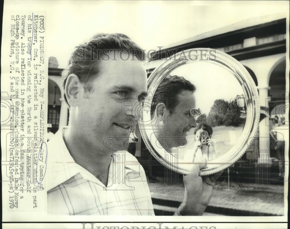 1970 Press Photo Golfer Gary Cowan of Kitchener, Ontario is reflected in Award- Historic Images