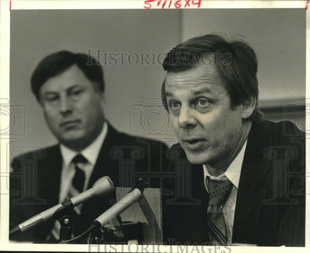 1981 Press Photo Basketball Coach Roy Danforth with Other in News Conference - Historic Images