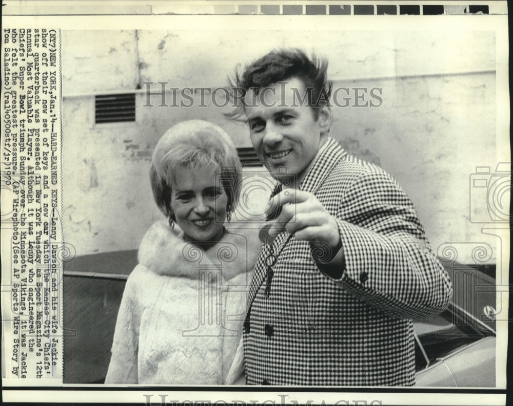 1970 Press Photo Lenny Dawson and his wife Jackie show off their new set of keys - Historic Images