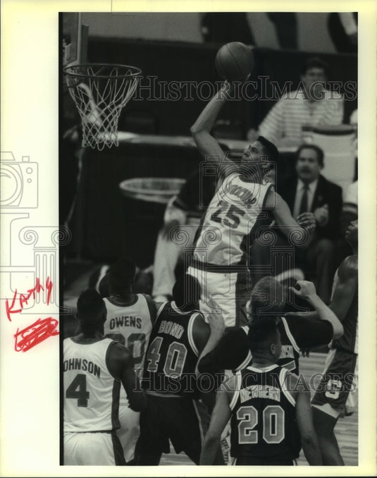 1990 Press Photo LeRon Ellis, Syracuse University Basketball Player at Game - Historic Images