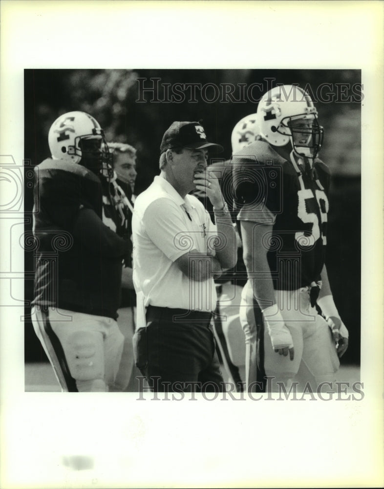 1990 Press Photo Greg Davis, Tulane University Football with Players- Historic Images