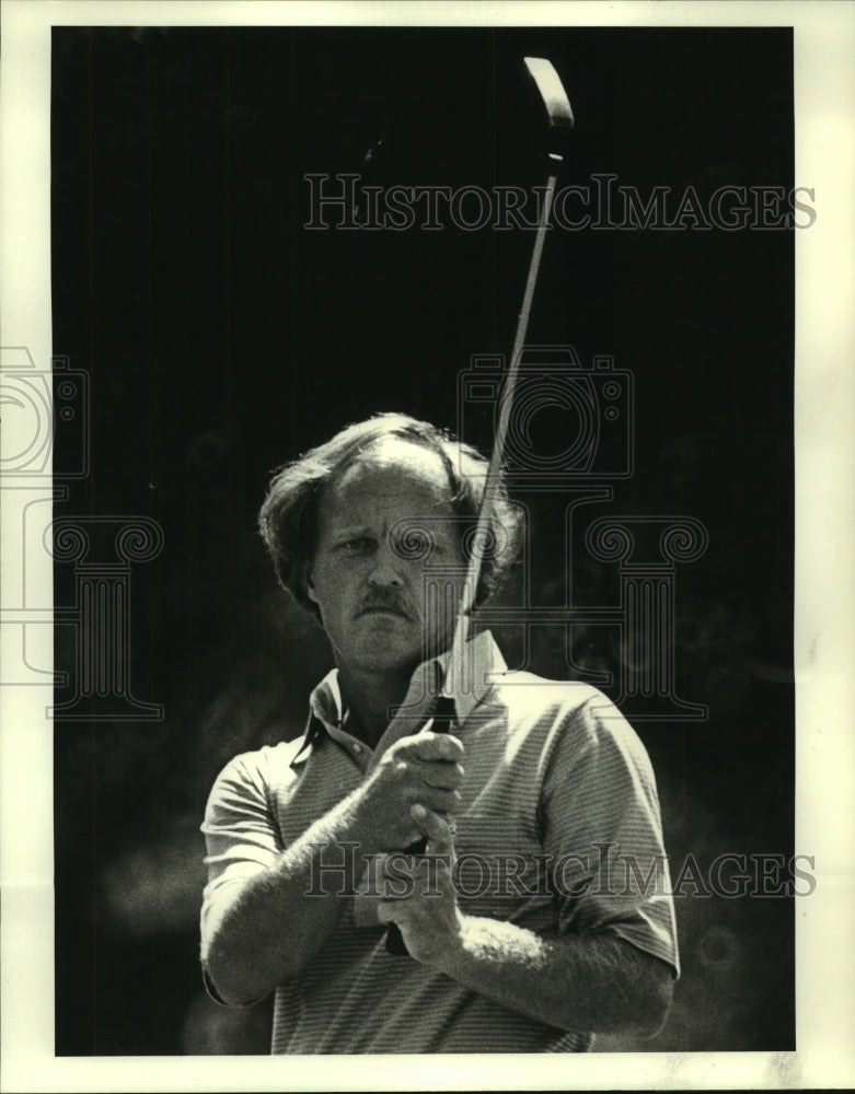 1984 Press Photo Golfer Bob Eastwood as a birdie put sinks in - nos10643- Historic Images