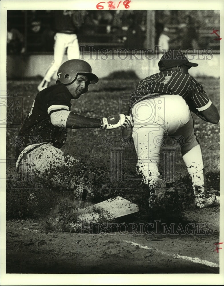 1987 Press Photo Warren Easton and McDonogh Baseball Players at Stadium Game - Historic Images