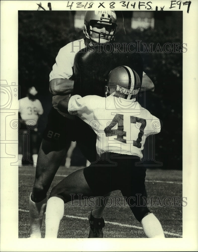 1979 Press Photo Nathaniel Durant, Football Player at Practice with Davie Hall - Historic Images