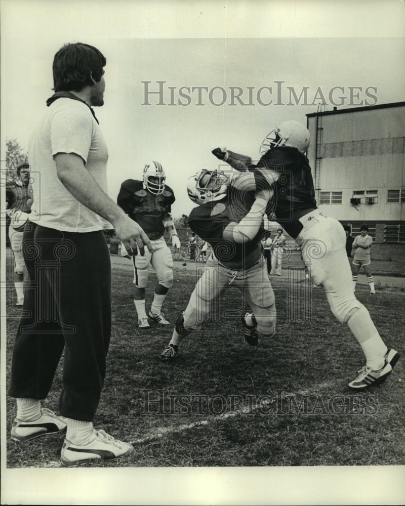 1979 Press Photo Vic Eumont, Tulane Football Assistant Coach at Practice - Historic Images