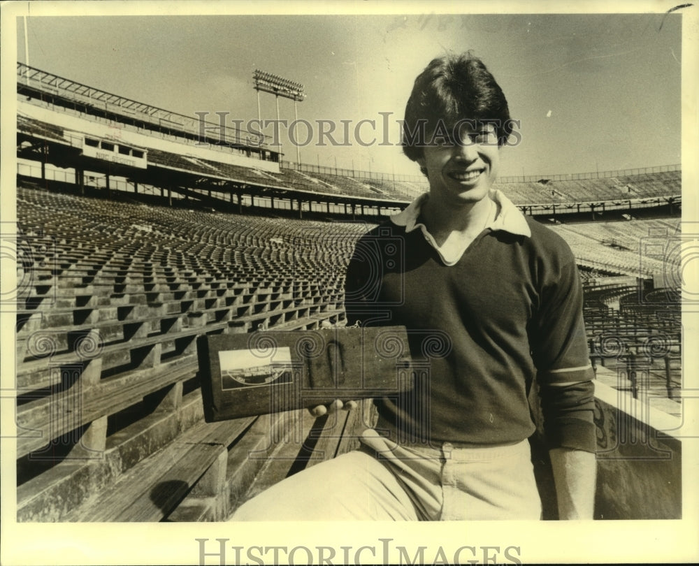 1979 Press Photo Steve Foley, Football Player at Stadium with Sign - nos10891- Historic Images