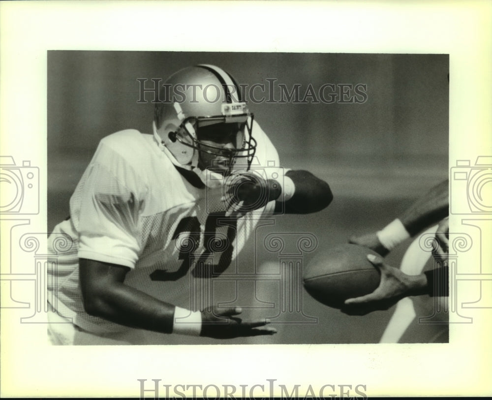 1988 Press Photo Vince Evans, Saints Football Running Back at LaCrosse Camp - Historic Images