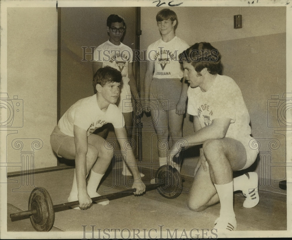 1971 Press Photo Paul Ellis, Tulane Football Player Weight Lifting with Boys - Historic Images