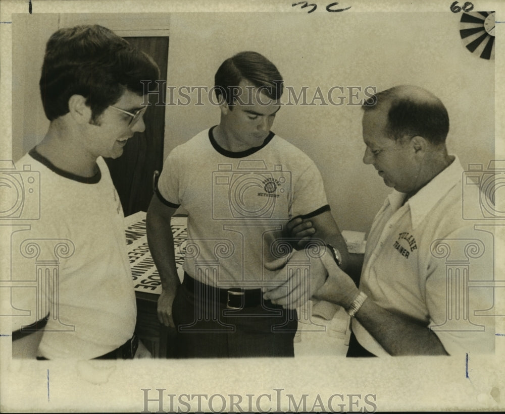 1971 Press Photo Paul Ellis, Tulane Football Defensive Back with Trainer- Historic Images