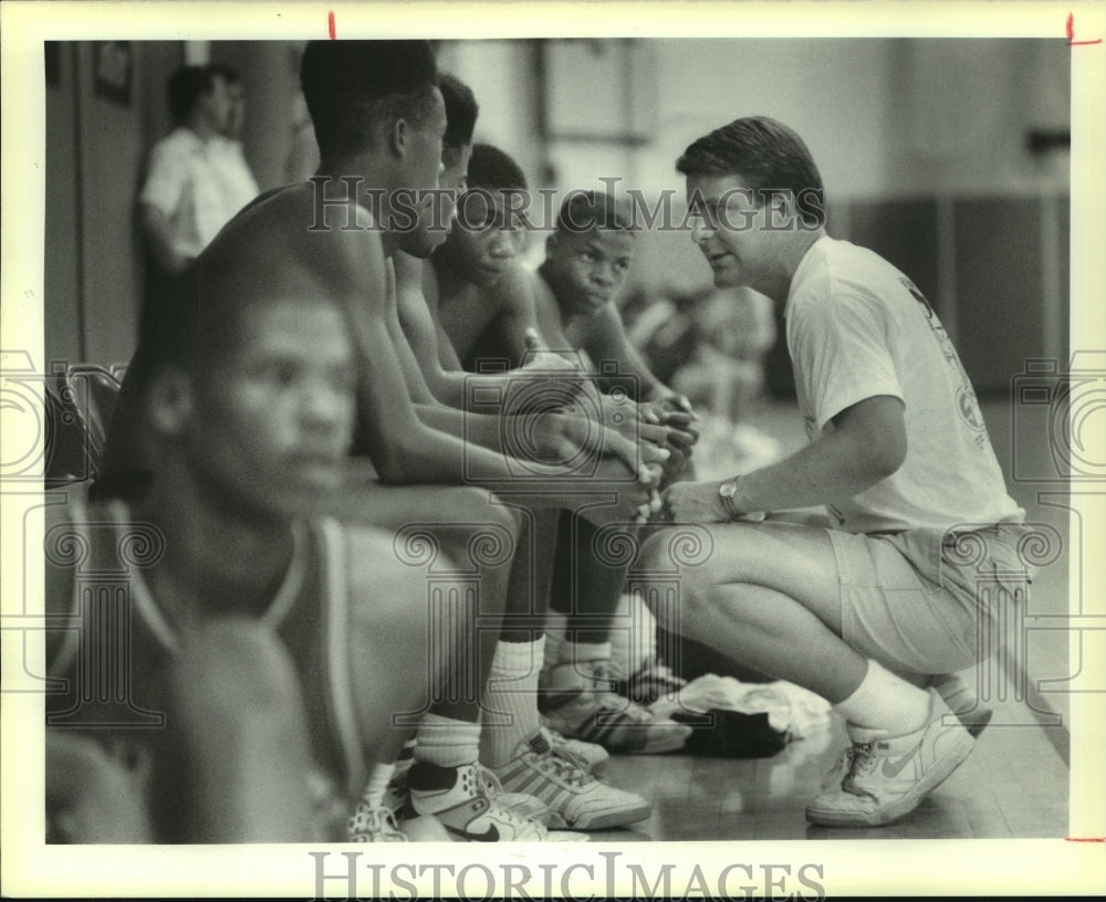 1989 Press Photo Tim Floyd, University of New Orleans Basketball Coach at Clinic - Historic Images