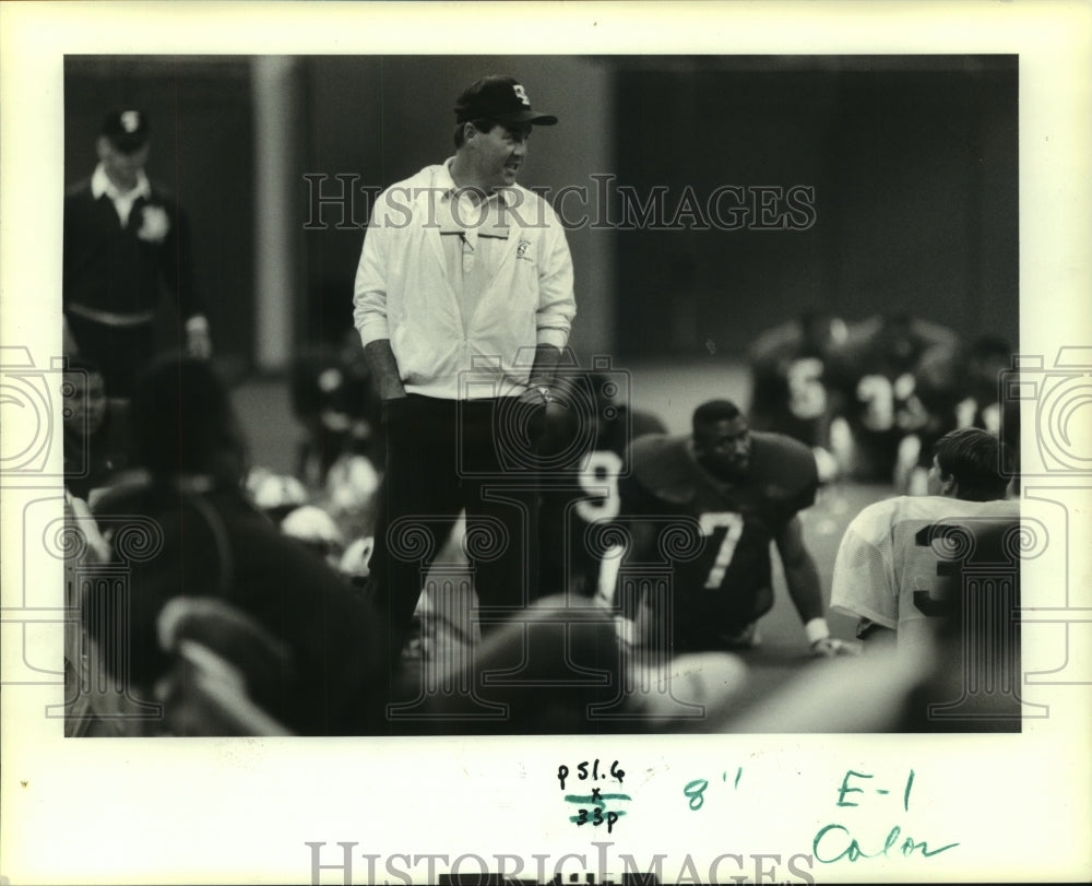 1991 Press Photo Greg Davis, Tulane Football Coach with Players at Practice - Historic Images