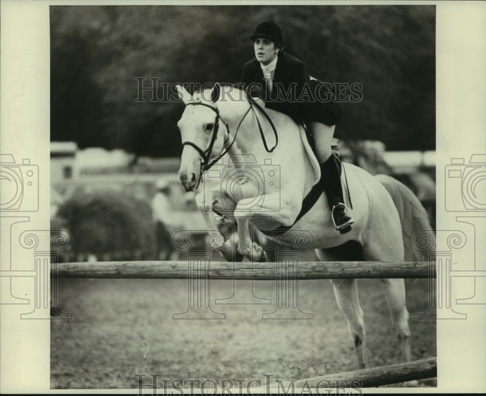 1983 Press Photo Rider Elizabeth Boelte Jumping- Abita Springs Festival Of Horse- Historic Images