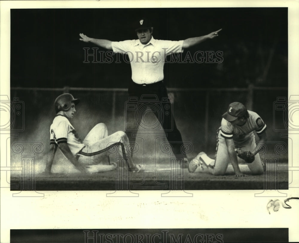 1982 Press Photo Ray Ferrand, Third base Umpire at Saucers Baseball Game - Historic Images