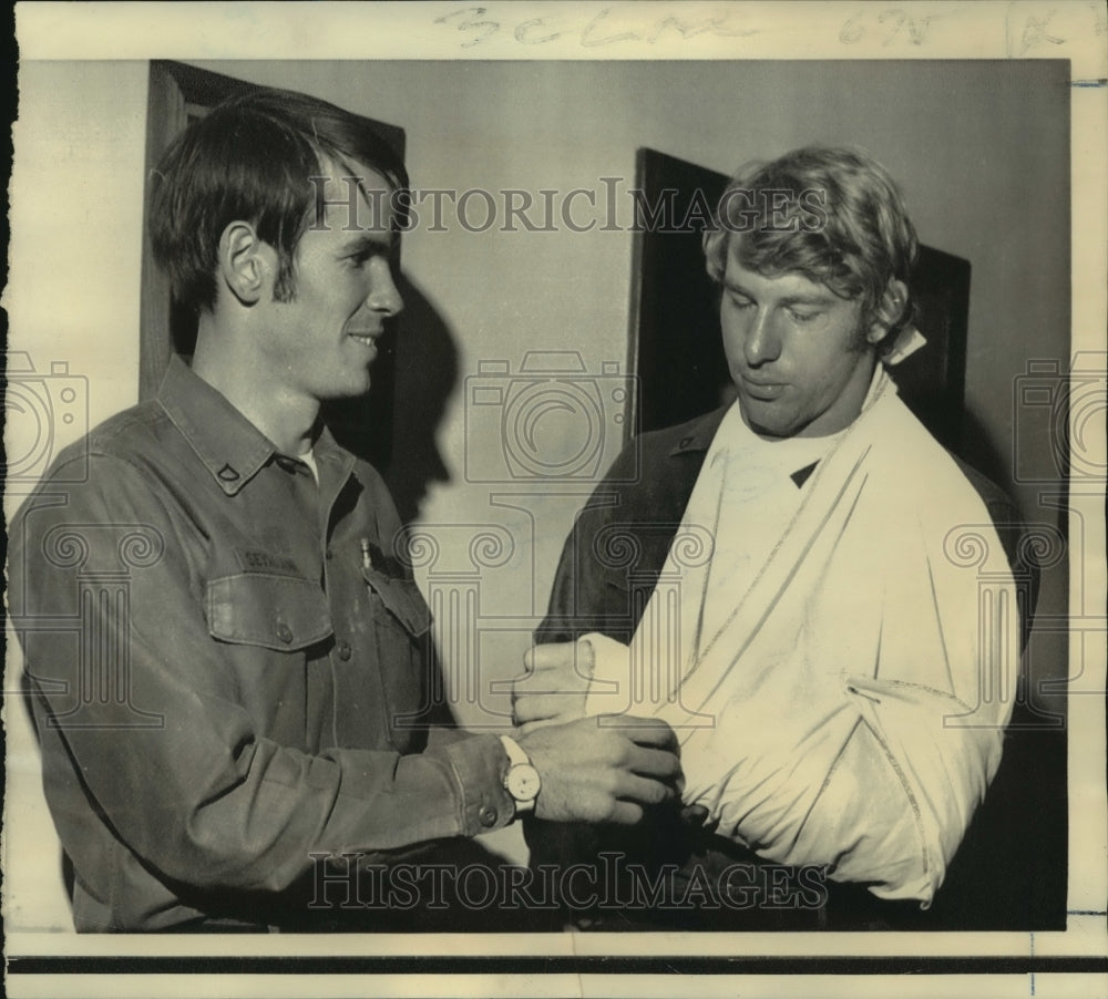 1970 Press Photo Bobby Douglass, Chicago Bears Football Quarterback-Broken Wrist- Historic Images